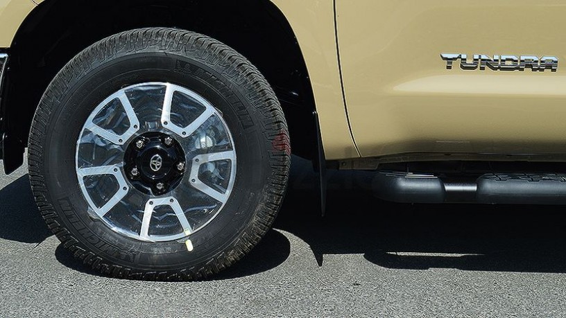 toyota-tndra-crewmax-trd-byj-57-lytr-v8-aldman-5-snoat-ao-200-alf-km-syan-2020-big-0