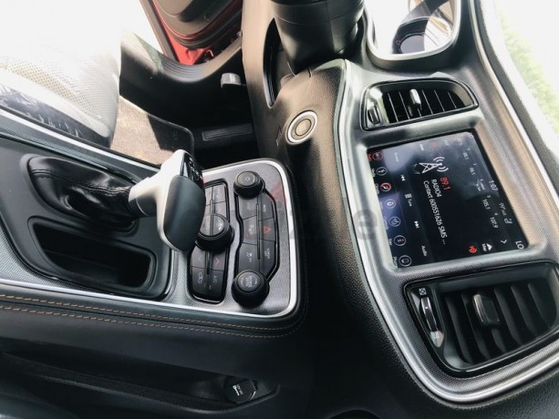 wine-redrwdalcoa-forged-20-srt-wheelsoriginal-leather-seatsairbagsbig-touch-screenlow-mileage-big-6