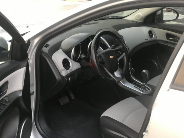 cruze-18-2016-gcc-original-paint-low-mileage-brand-new-big-4
