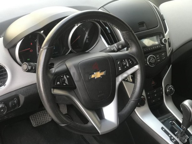 cruze-18-2016-gcc-original-paint-low-mileage-brand-new-big-0
