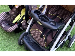 
                        عربة اطفال مع مقعد السيارة بحالة ممتازة                                            