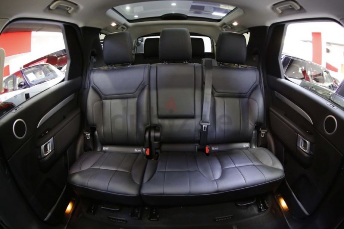 2020-land-rover-discovery-landmark-edition-exterior-styling-i-park-pack-i-meridian-speakers-big-7
