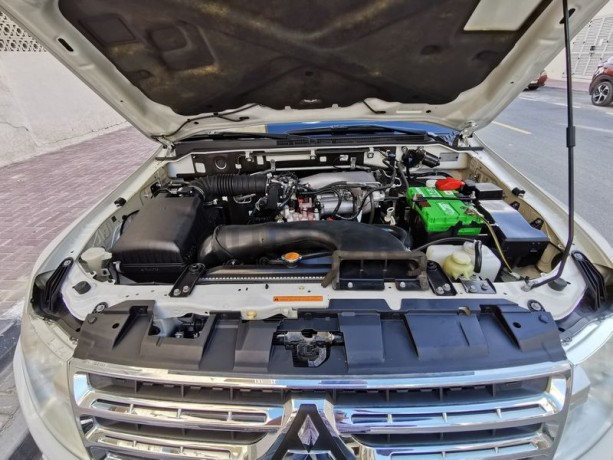 2011-mitsubishi-pajero-gls-3-doors-perfect-condition-with-low-mileage-big-0