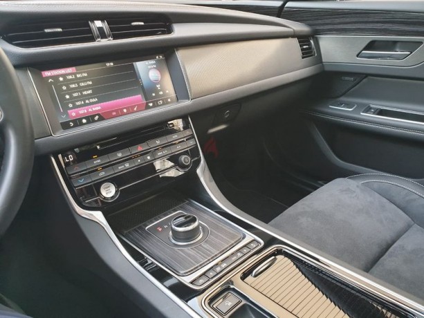 jaguar-xf-2017-gcc-specs-agency-sport-kit-black-edition-low-mileage-big-0