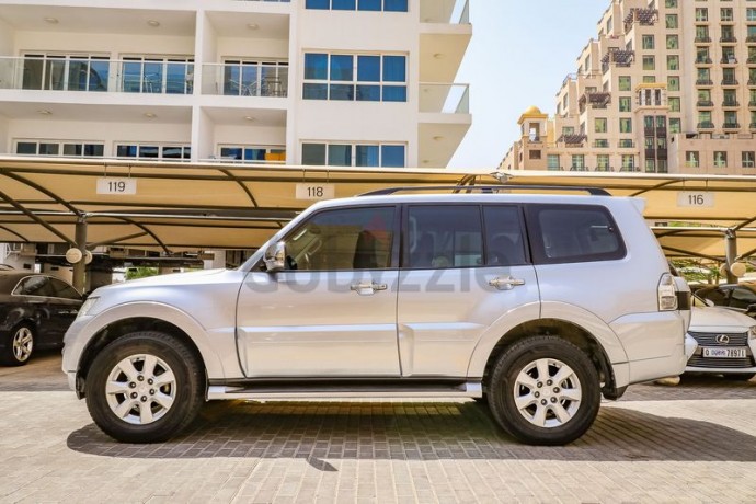 aed990month-2017-mitsubishi-pajero-gls-35l-full-service-history-7-seater-gcc-specs-big-17