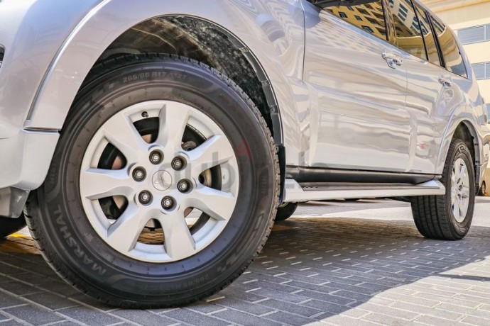 aed990month-2017-mitsubishi-pajero-gls-35l-full-service-history-7-seater-gcc-specs-big-13