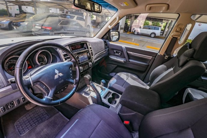 aed990month-2017-mitsubishi-pajero-gls-35l-full-service-history-7-seater-gcc-specs-big-11