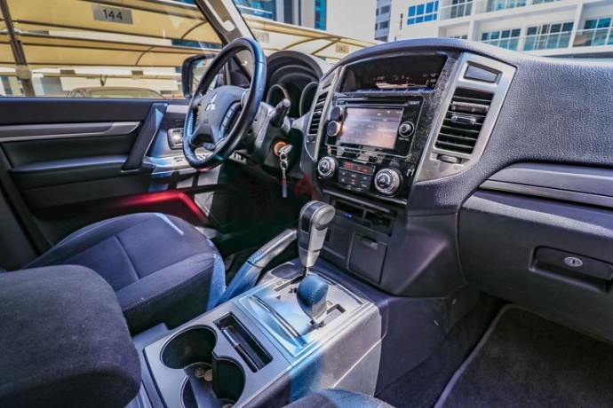 aed990month-2017-mitsubishi-pajero-gls-35l-full-service-history-7-seater-gcc-specs-big-7