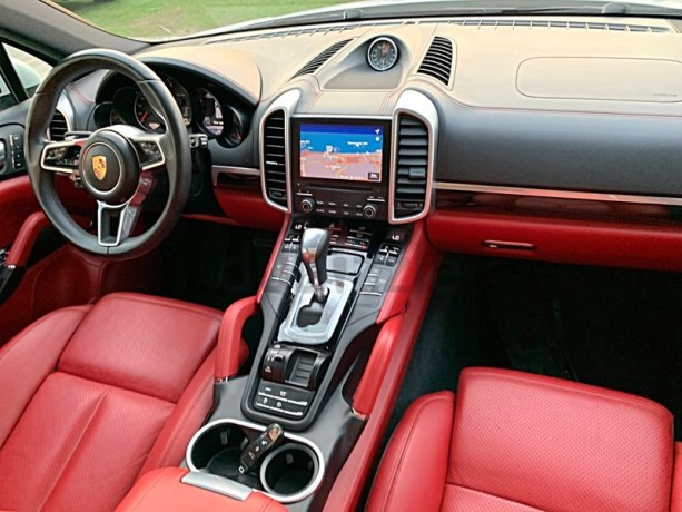 gcc-2017-porsche-cayenne-36-v6-sport-chrono-package-excellent-condition-big-11