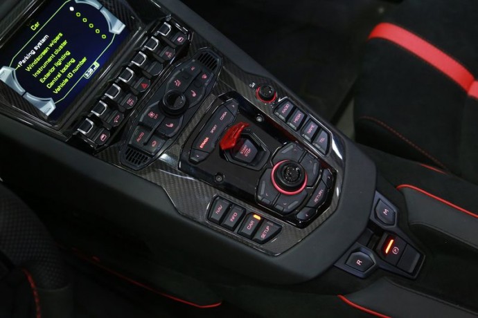 brand-new-2017-lamborghini-aventador-sv-lp750-4-v12-gcc-specs-big-10