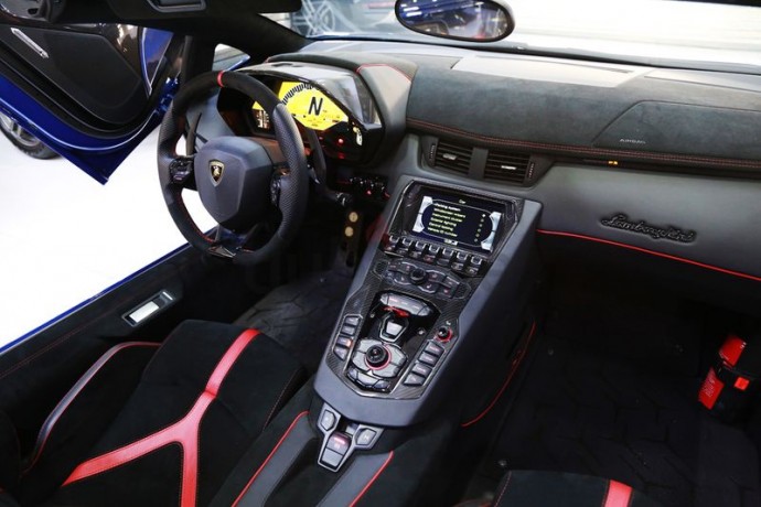 brand-new-2017-lamborghini-aventador-sv-lp750-4-v12-gcc-specs-big-6