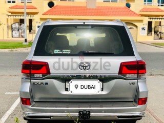 
                            
                            TOYOTA LANDCRUISER 2017 SILVER GCC V6 SINGLE OWNER
                            
                        