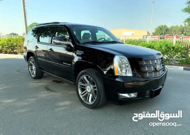 cadillac-escalade-in-dubai-big-9