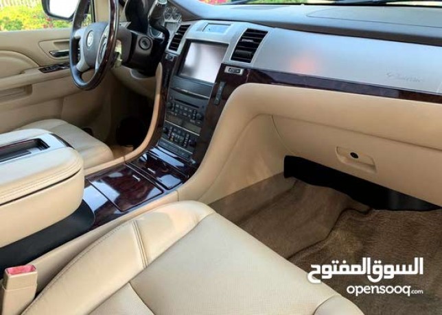 cadillac-escalade-in-dubai-big-6