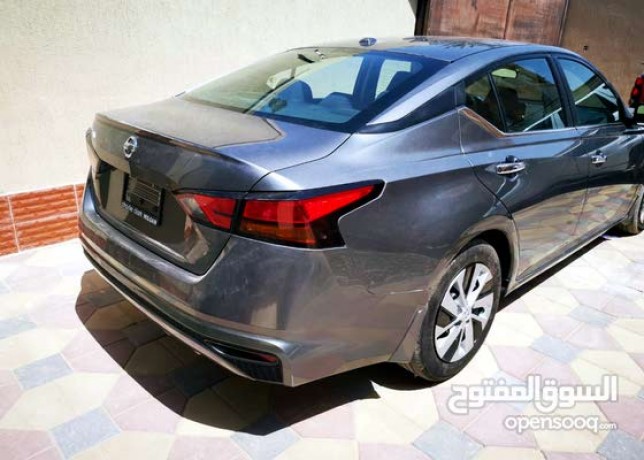 used-2019-altima-in-ajman-big-4