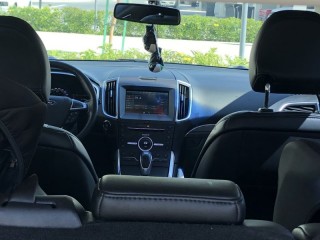 
                            
                            Ford Edge Titanium - female driver
                            
                        