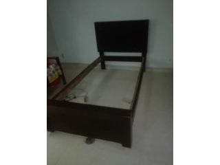Bed n mattress bilkul naya sirf two weeks use hua